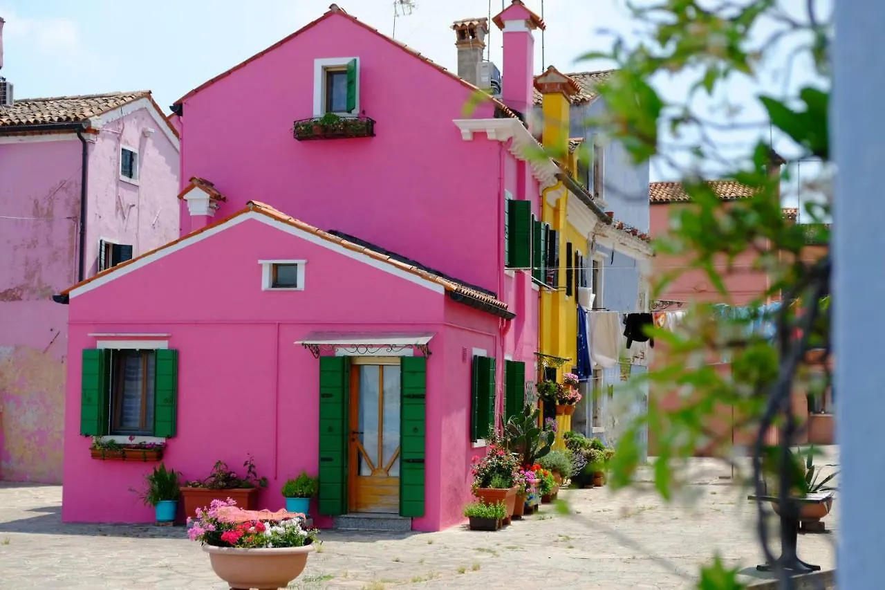 Night Galleria Holiday Home - Bed & Art In Burano - The Pink House