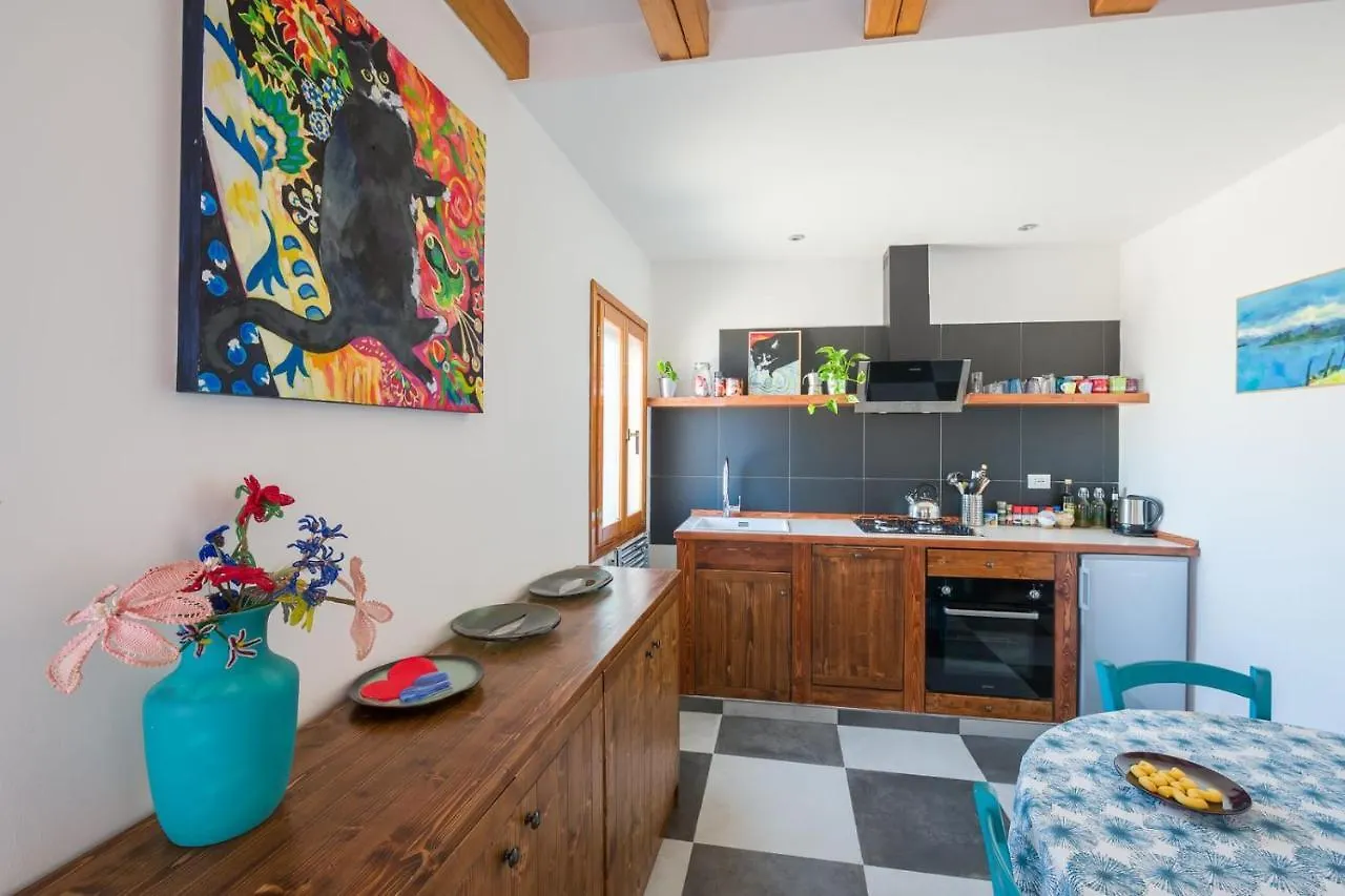 Night Galleria Holiday Home - Bed & Art In Burano - The Pink House Italien
