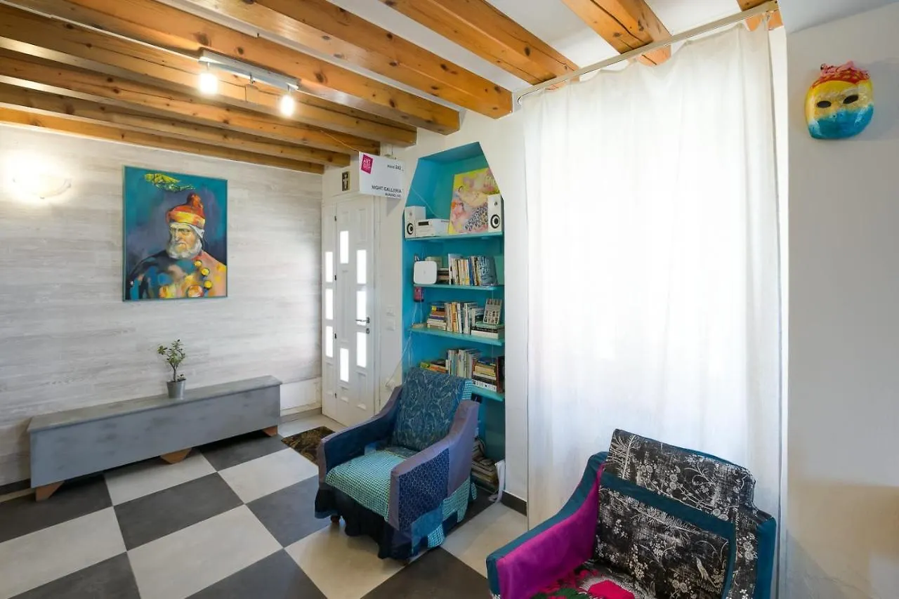 Night Galleria Holiday Home - Bed & Art In Burano - The Pink House