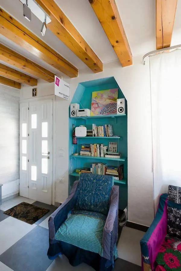 Night Galleria Holiday Home - Bed & Art In Burano - The Pink House