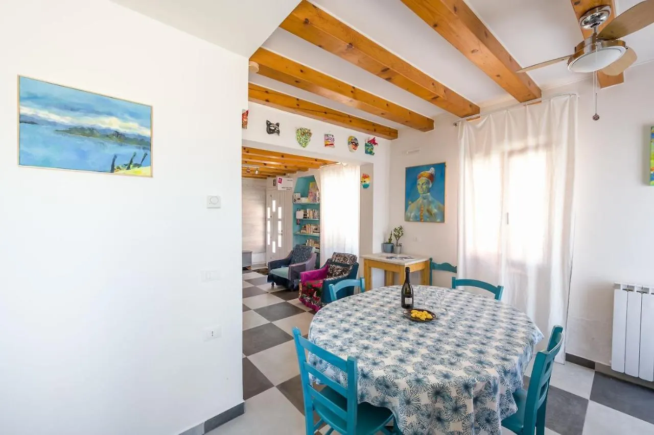 Night Galleria Holiday Home - Bed & Art In Burano - The Pink House Italien
