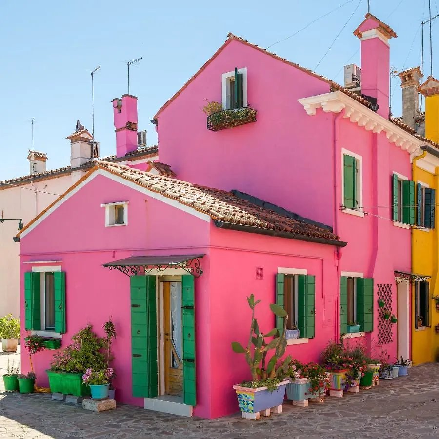 Night Galleria Holiday Home - Bed & Art In Burano - The Pink House Italia