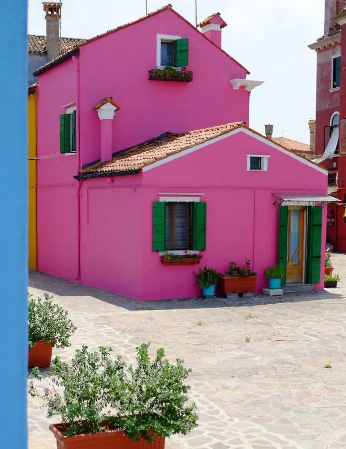 Night Galleria Holiday Home - Bed & Art In Burano - The Pink House 0*,  Italien