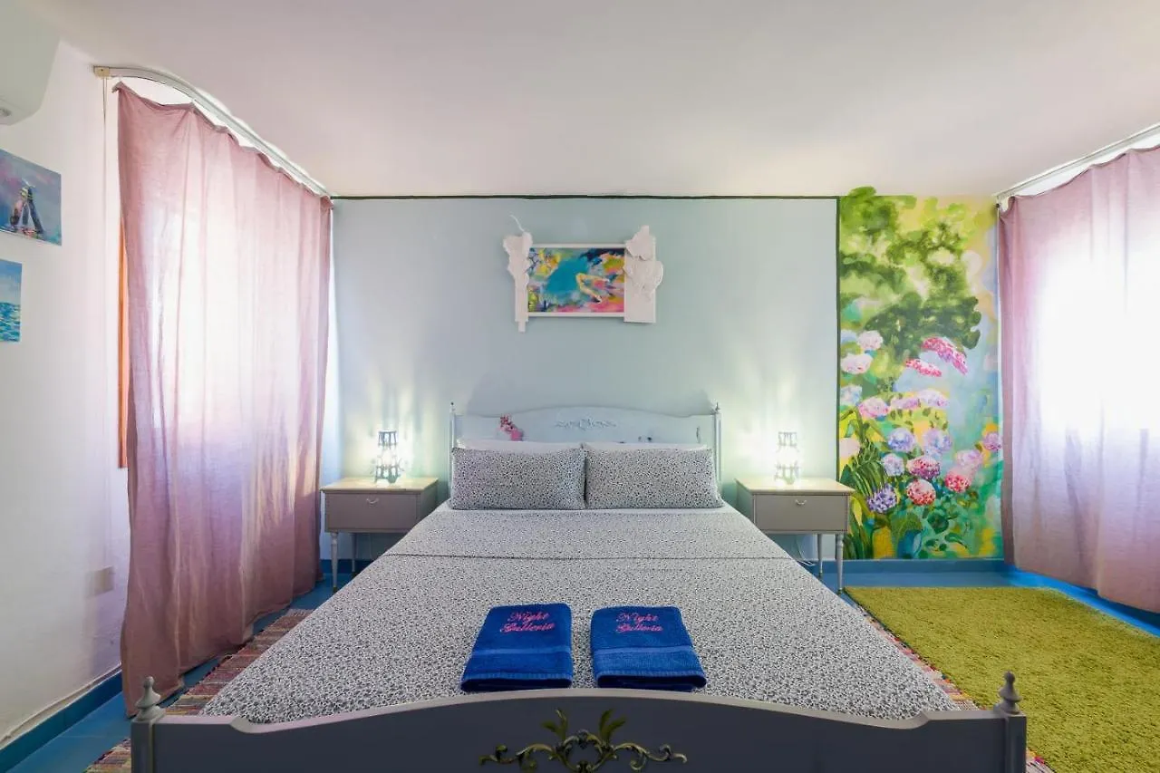 Night Galleria Holiday Home - Bed & Art In Burano - The Pink House Italien