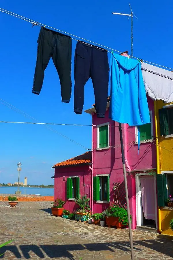 Night Galleria Holiday Home - Bed & Art In Burano - The Pink House