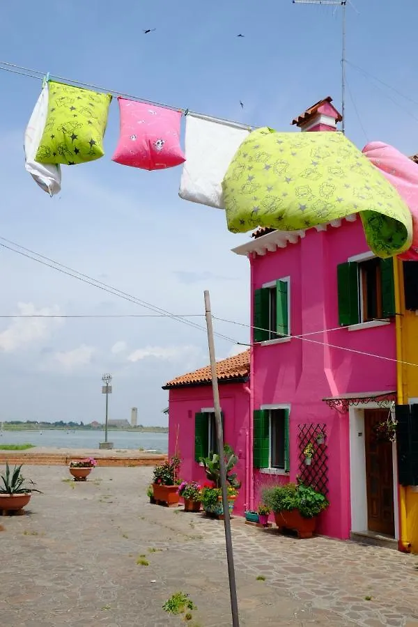 Night Galleria Holiday Home - Bed & Art In Burano - The Pink House Italien